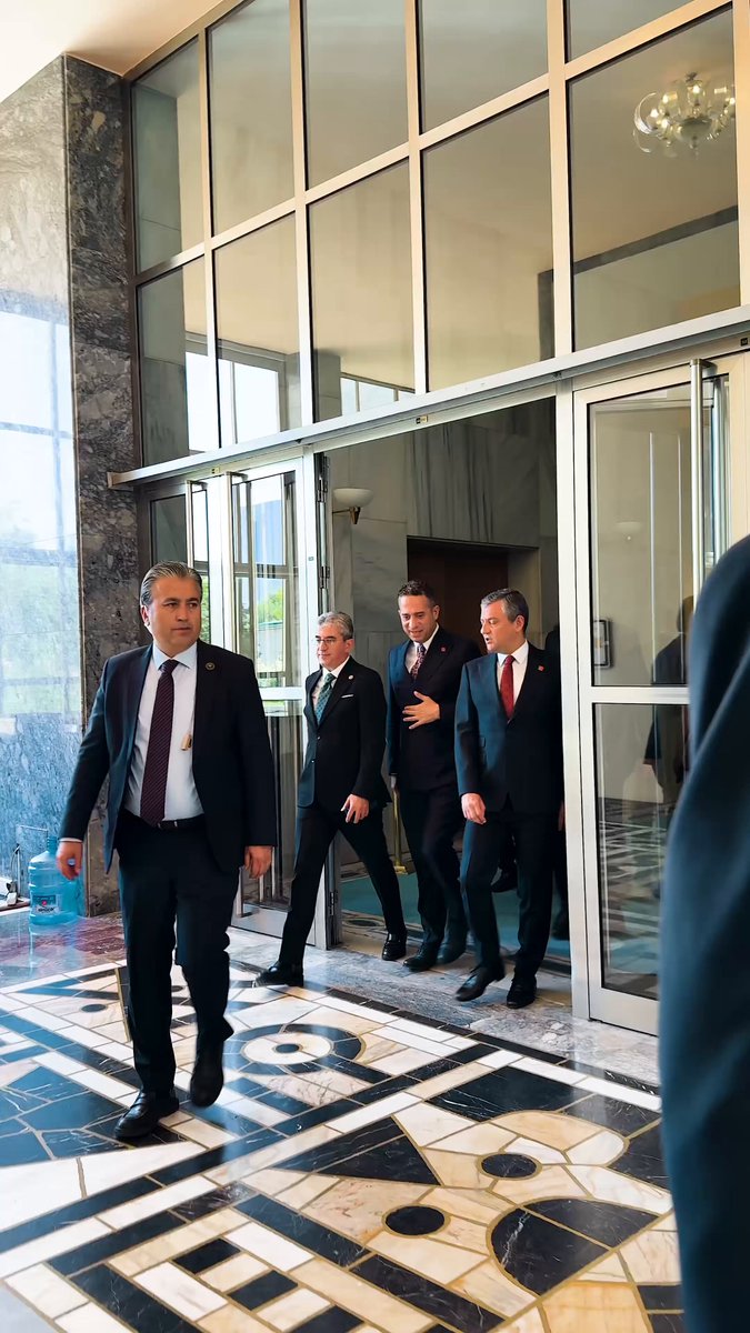 Seçilmiş Genel Başkanımız Sayın Özgür Özel’in liderliğinde grup toplantımızı gerçekleştirdik. Aynı kararlılıkla, aynı inançla; milletimizin sesi olmaya, adalet ve demokrasi mücadelemizi büyütmeye devam ediyoruz. Biz bu ülkenin umudunu, değişim iradesini ve geleceğe olan inancını milletimizle birlikte büyüteceğiz. Çünkü bizim mücadelemiz; koltukların değil, milyonların mücadelesidir!