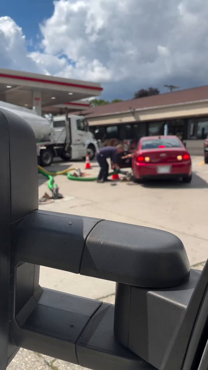 People keep asking why truck drivers are fed up. Heres a big reason. Woman in 4wheeler backs into the hose and connector, basic situational awareness fail and its a pattern. FMCSA found passenger vehicles were assigned fault 56% of the time, versus 44% for the truck. A lot of trucking stress doesnt come from the truck it comes from everybody else around it.