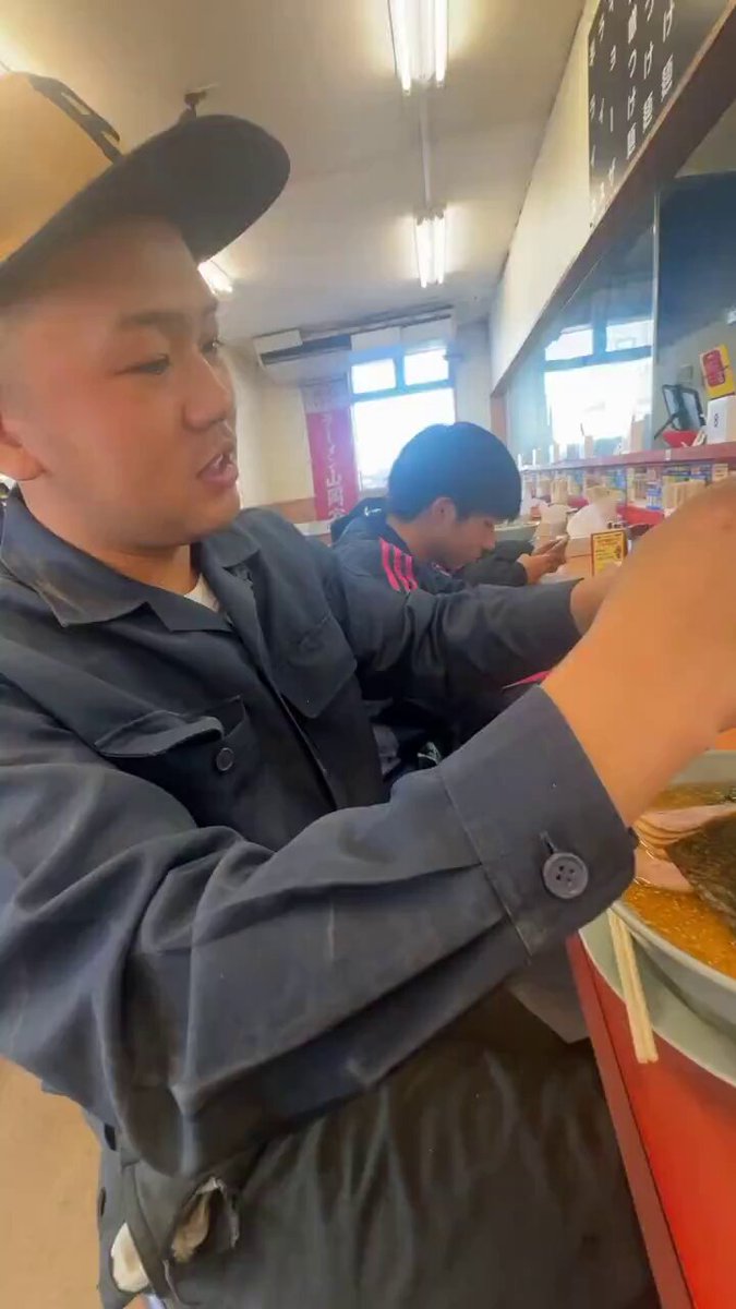 ラーメン店で、にんにくを大量に入れてるけど、1500円以上使ってくれてるお客さん 賛否両論でネット騒然になってるけど、 これは、 ①アリ ②ナシ