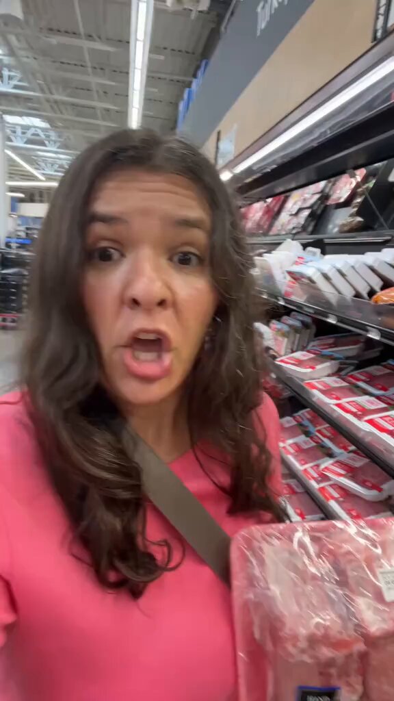 Elizabete Sabóia, a influenciadora mais odiada pelos vira-latas, mostrando 2 bifes em um supermercado de pobre nos EUA por apenas R$ 100. Isso mesmo: 2 bifes por US$ 20.