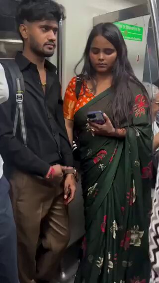 🚨भारतीय रेलवे में मोहब्बत की गर्मी 🤣🚨 यह 45 साल की महिला सफर के दौरान अपनी भावनाओं पर काबू नहीं रख पा रही है क्योंकि ट्रेन बहुत तेज रफ्तार से चल रही है! महिला का दिल अपने से छोटे सहयात्री पुरुष पर आ गया है और उसके प्राइवेट पार्ट को छूने की कोशिश करती है बार-बार टच करती है लड़का उसके हाथों को हटाता रहता है परंतु लड़की मानती नहीं है। गजब मस्ती चढ़ रही है मैडम को 🤣🤦