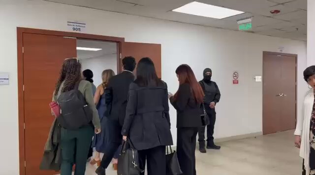 #ATENCIÓN | Esta mañana llegaron Amanda y Tamia Villavicencio, hijas de Fernando Villavicencio, llegaron al Complejo Judicial Norte, en Quito para la reinstalación de la audiencia evaluatoria y preparatoria de juicio del caso Magnicidio FV, que investiga la autoría intelectual del crimen.