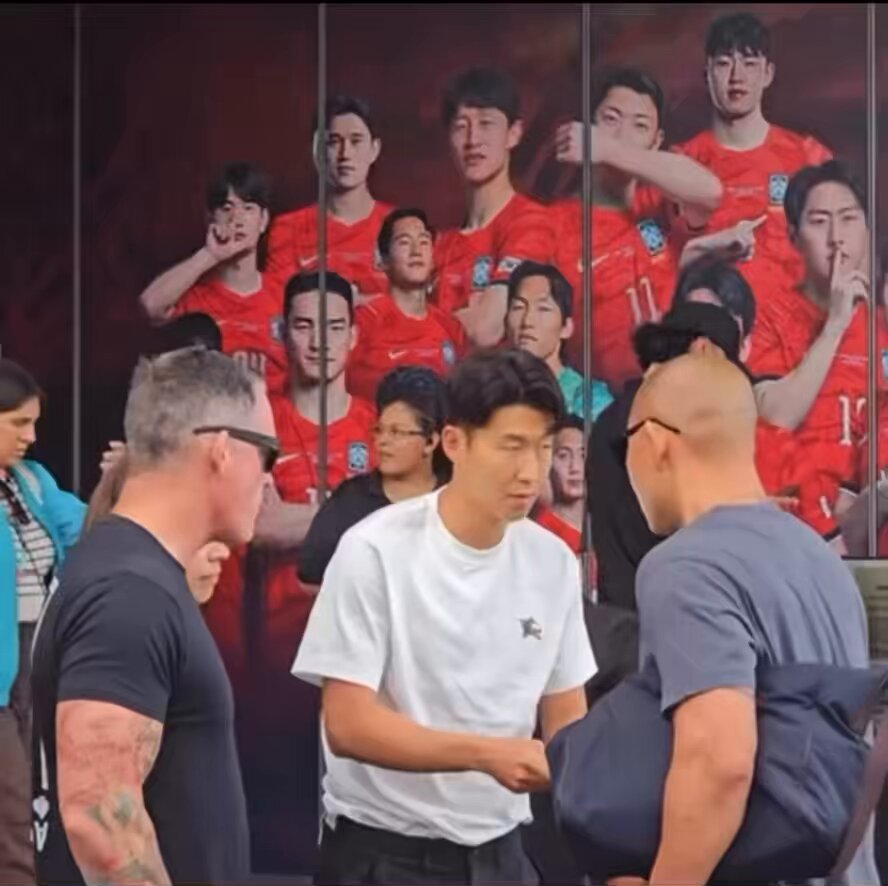 This video of Son Heungmin signing autographs and apologizing to Korean fans in Mexico before flying home is so heartbreaking. 💔 Just look at his eyes… you can literally tell he cried them out. They’re so puffy. It honestly looks like he spent the whole night crying.😭😭🥺 I know heartbreak is part of football, and every World Cup ends in disappointment for someone, but this one just hits differently. 🥺😭😭😭😭 Video credit: owner