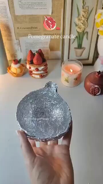 Some people have asked me to make a pomegranate slice candle, so here’s how to make it ❤️✨ Do you like pomegranate-shaped candles?