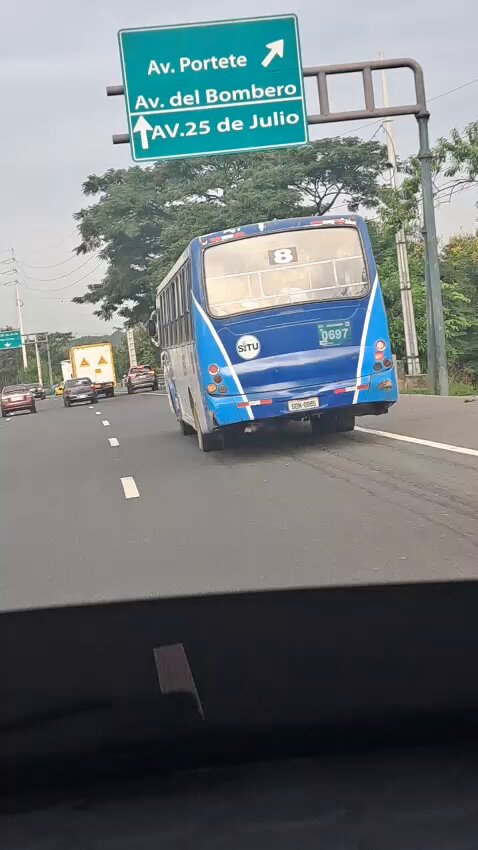 #DenunciaCiudadana En la Av Perimetral hay días que una camioneta de la ATM cierra una entrada y provoca tráfico, y si intentas pasar te dicen que el paso solo es para el sector público. Que Opinan?