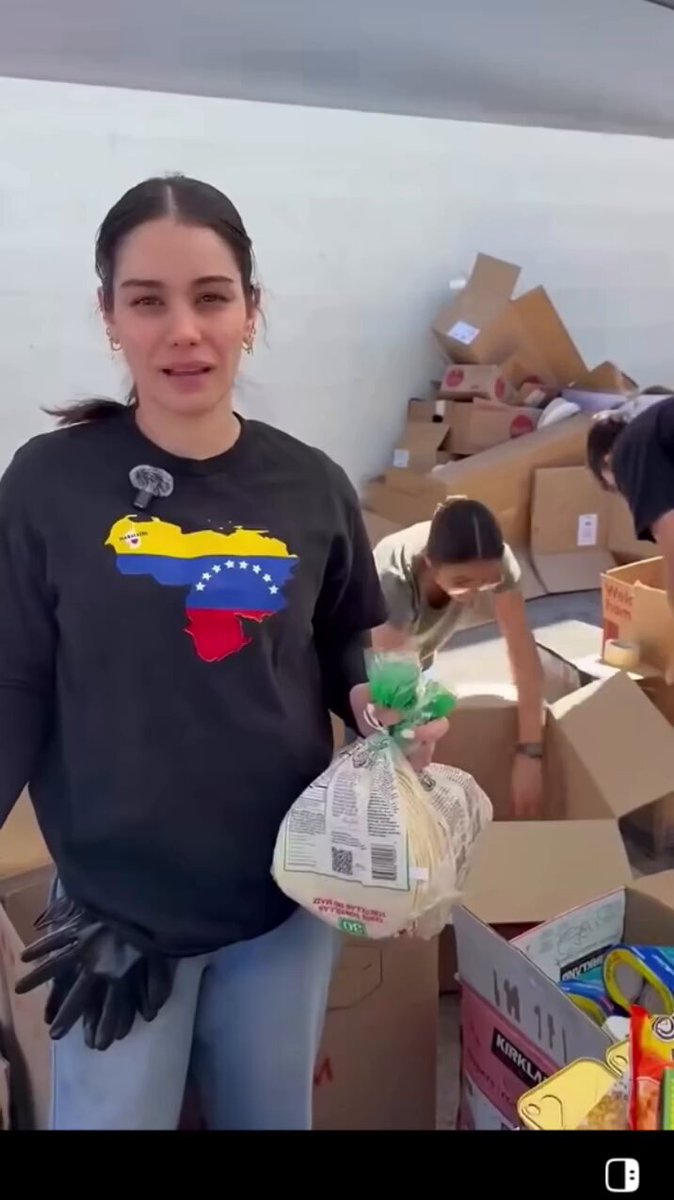 Los venezolanos encargados de recibir la ayuda humanitaria están muy molestos y regañando a los mexicanos que mandaron tortillas, leche en tetrapack y ropa usada. Una mujer sermoneó a los mexas diciendo que solo manden puro alimento imperecedero, siendo que la tortilla dura hasta semanas e incluso cuando se supera la caducidad no resulta tóxica. Tampoco quieren leche que porque se puede aplastar y derramar, pero lo explica muy enojada. Y un hombre también subió su video regañando a los que mandaron ropa usada a pesar de estar limpia. Queridos venezolanos, el mundo entiende la gravedad de la situación en Venezuela, pero entiendan ustedes que la economía mundial no es la mejor en estos momentos. La mayoría apenas puede cumplir con su despensa, y más complicado resulta ir a la tienda a comprarles ropa nueva. En tiempos de crisis y situaciones de urgencia no deberían de ponerse exigentes. Es un error rechazar la tortilla de maíz en estos momentos, porque es excelente para llenar la barriga y aporta calcio, magnesio, fibra, vitamina b y carbohidratos complejos. O sea, todo lo que necesitan para seguir levantando escombros.