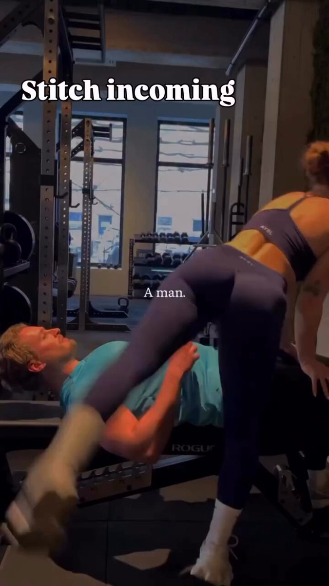 Couples workout challenge: Which variation of the bench press do you like better? 😉🤣 The second one looked better for the woman. 😉🤣🤣