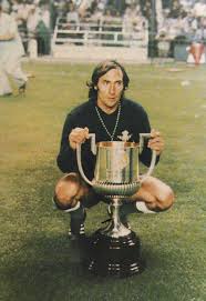 ¡Hoy es el cumpleaños de una de nuestras 13 barras verdiblancas! 🎊🎂 ¡Muchas felicidades a 𝐄𝐬𝐧𝐚𝐨𝐥𝐚, el héroe del 77' 🏆🔙