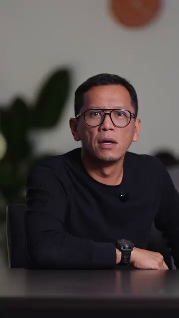Maszlee Buat Kelakar, Itu Jalan Persekutuan Bukan Jalan Negeri - Shahrol Shiro Oleh Mynewshub JOHOR BAHRU – Calon Pakatan Harapan (PH), Dr. Maszlee Malik didakwa tersilap apabila membuat 'content' untuk mengkritik keadaan jalan di Johor kerana laluan yang dilaluinya dengan memandu kereta jenis Perodua Myvi berada di bawah seliaan Kerajaan Persekutuan, bukan kerajaan negeri. Pelakon yang juga aktivis politik Barisan Nasional (BN), Shahrol Shiro berkata, video dimuat naik Maszlee memandu dari Kampung Melayu ke Ulu Tiram sambil mendakwa keadaan jalan seumpama "menaiki bot di Tanjung Surat" tidak boleh dijadikan alasan untuk menyalahkan pentadbiran Menteri Besar Johor, Datuk Onn Hafiz Ghazi. "Yang kelakarnya, jalan itu adalah jalan di bawah seliaan Persekutuan. Jadi itu jalan Pusat," katanya dalam satu video di media sosial. Shahrol turut berkata Maszlee sendiri mengakui penyelesaian terhadap masalah jalan tersebut memerlukan tempoh yang panjang dan bukannya boleh disiapkan dalam masa singkat. Katanya, pengakuan itu secara tidak langsung menunjukkan usaha membaik pulih jalan berkenaan memerlukan proses tertentu dan bukan sesuatu yang boleh diselesaikan serta-merta. "Dr. Maszlee sendiri cakap nak selesaikan masalah itu bukan jangka masa yang pendek. Maksudnya memang ada proses yang panjang," katanya. Dalam masa sama, Shahrol turut mempersoalkan kenyataan Maszlee bahawa penyelesaian isu jalan itu memerlukan kerjasama erat dengan Kerajaan Persekutuan. Menurutnya, kenyataan sedemikian boleh ditafsirkan seolah-olah bantuan kepada Johor bergantung kepada sama ada rakyat memilih PH atau sebaliknya. "Maksudnya, kalau kau tak undi PH jangan harap Persekutuan nak bantu Bangsa Johor? Kau orang yakin betul ye bila PRU-16 nanti kau orang masih berkuasa. "Tapi apa pun, kita ni rakyat Johor. Budak-budak Johor ni tak mudah untuk dicoki-cokikan," katanya. - MYNEWSHUB Sumber info/foto: Akaun media sosial Shahrol Azizie Azmi