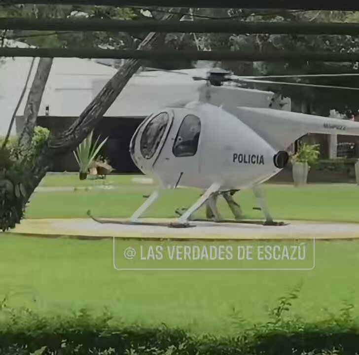 CLAUDIA DOBLES cuando era primera dama, utilizándo los helicópteros de Fuerza Pública de taxi. Ahora todo lo critica. Señora de Doble moral. En Gobierno del PAC los policías éramos tratados como una porquería. Y eso no se olvida!!