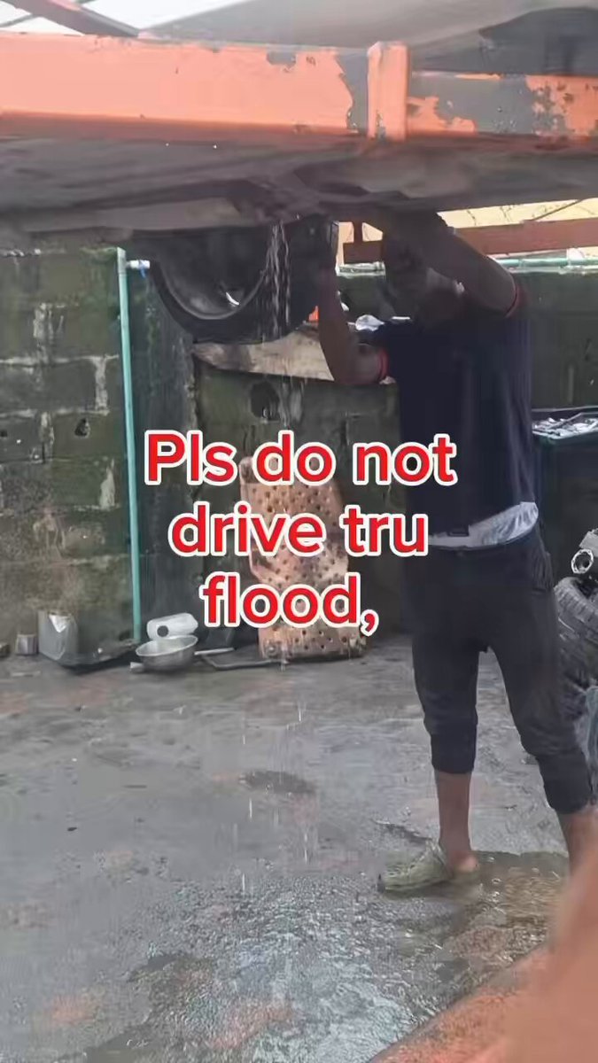 Lagos mechanic are eating good…. See what Lagos flood turned this Benz too😭💦 💔