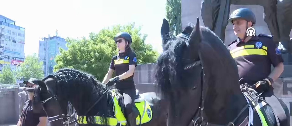 NATO zirvesi öncesi Ankara, Kızılay’da atlı polisler devriyeye başladı. (Video: AA)