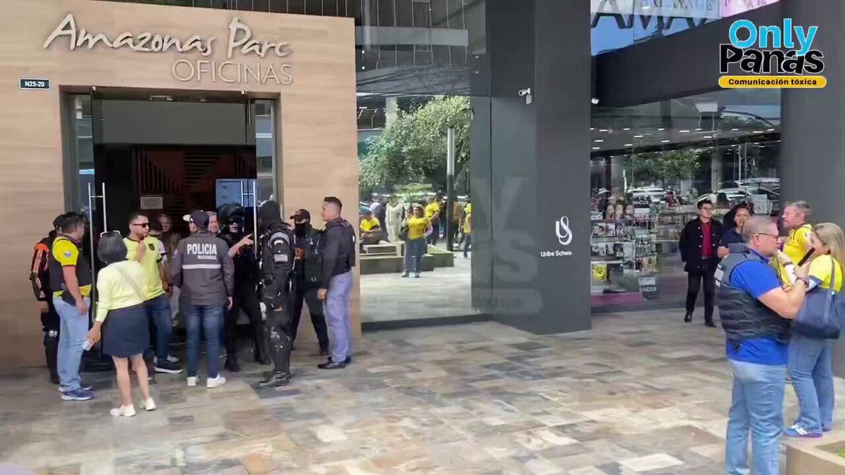 ‼️#URGENTE Se reportó un asalto en el edificio Amazonas Parc, ubicado en la intersección de las avenidas Amazonas y Colón, en el norte de Quito. Según los reportes, tres sujetos armados con fusiles ingresaron a la edificación. Según información preliminar, los antisociales se escondieron en las escaleras de emergencia del edificio. Mientras tanto, personal de la Policía Nacional mantiene acordonada la edificación y ejecuta un operativo para localizar y capturar a los sospechosos. ▶️ Only Panas
