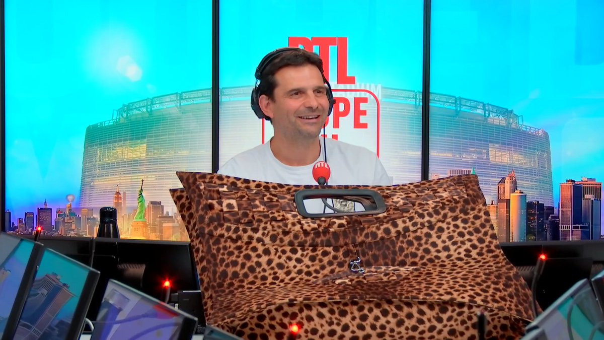 Tenue léopard de la République démocratique du Congo : "Je savais que ça allait plaire, mais à ce point, non" Alvin Junior Mak, styliste de la RDC, au micro d'Eric Silvestro dans #RTLFoot