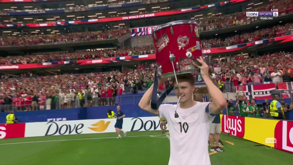 We'll not get tired of it! 🚣♀️ The Norwegian Viking Row is back, with the maestro Martin Ødegaard at the helm. #FIFAWorldCup | #beINWC26 | #Norway