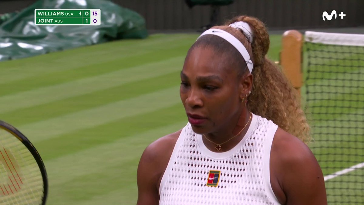 Esto es lo que ha hecho Serena Williams nada mรกs entrar en la pista central en su primer partido individual en cuatro aรฑos ๐คฏ Sigue todo el torneo de #Wimbledon en directo a travรฉs de Movistar Plus Deportes