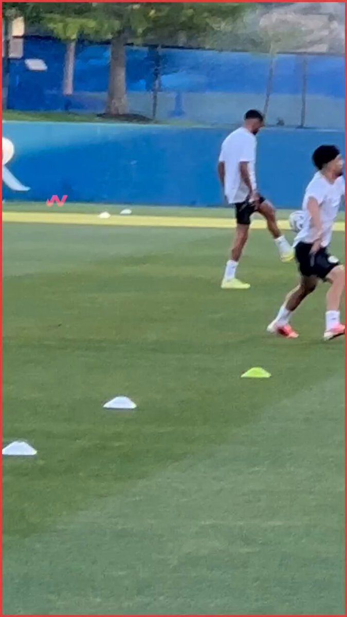 محرز يقوم بالإحماءات على طريقة مارادونا ..🇩🇿💚