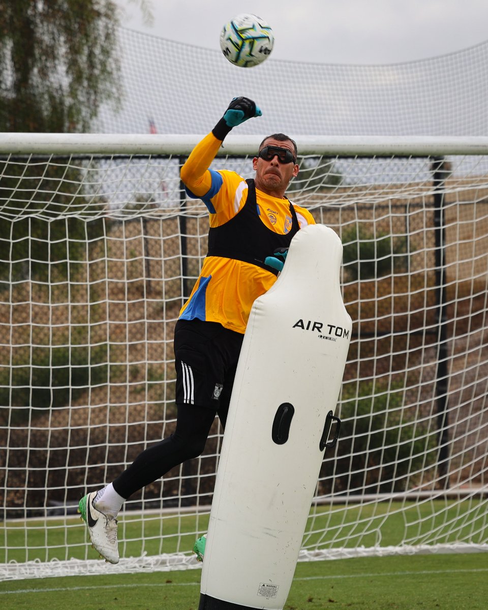 🧤🚫 ¡Porteros de La U trabajando para defender nuestro arco!
