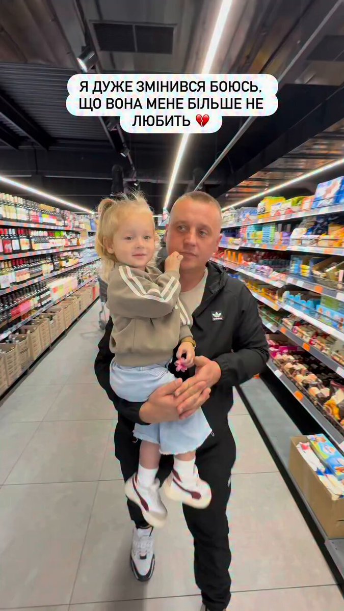 This Ukrainian Defender lost his arms and his sight in the war. Now his daughter and wife, who are always by his side, are caring for him. Russia has brought so much grief and suffering to our people. 📹: Aliona Mosiichuk/Facebook