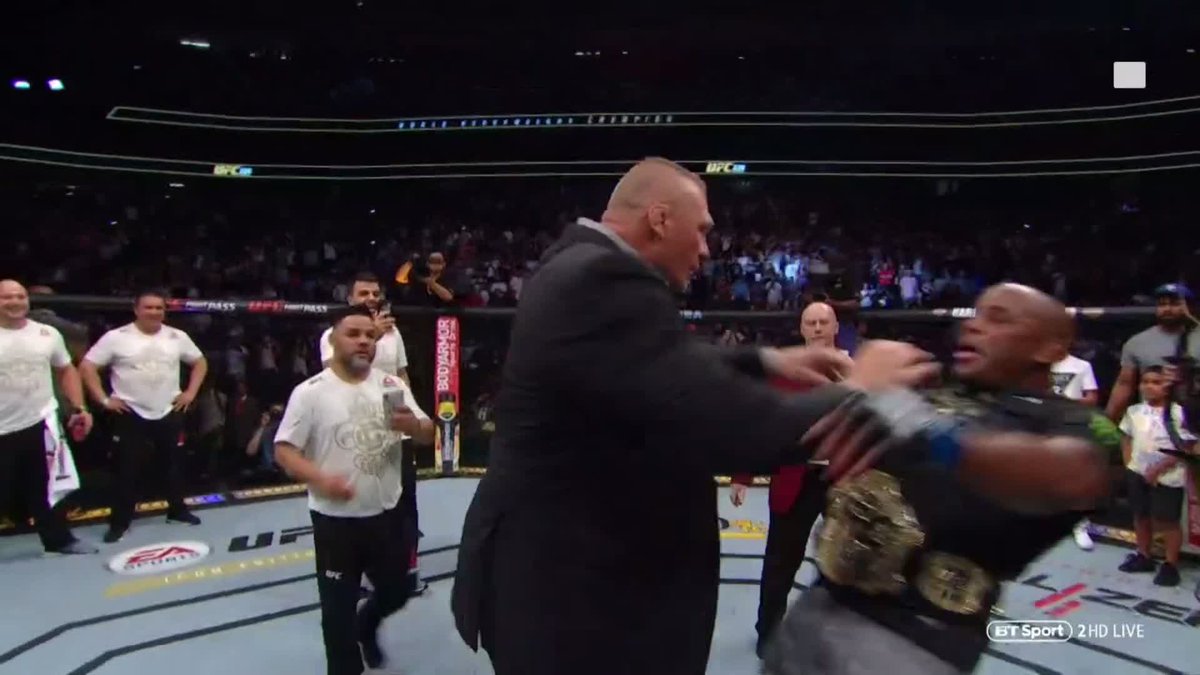 Daniel Cormier: “Brock beni itti. Güçlüydü. Onu geri itmeye çalıştım çünkü beni yumuşak ittiğini düşündüm ama o hiç kımıldamadı bile. Delice..."