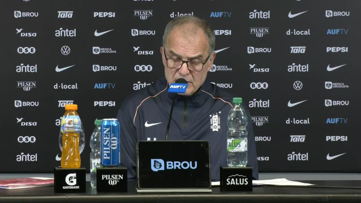 "HUBO UN PEDIDO VINCULADO A LA REDUCCIÓN DE CHARLAS", Marcelo Bielsa confesó uno de los pedidos que le hizo el plantel de Uruguay.