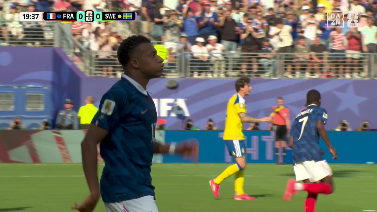 エンバペ🇫🇷が裏へ抜け出しネットを揺らすも... 判定はわずかにオフサイド 🏆️#FIFAワールドカップ ラウンド32 🆚フランス×スウェーデン 📱#DAZN ライブ配信中 #本気で楽しむならDAZN コカ・コーラ