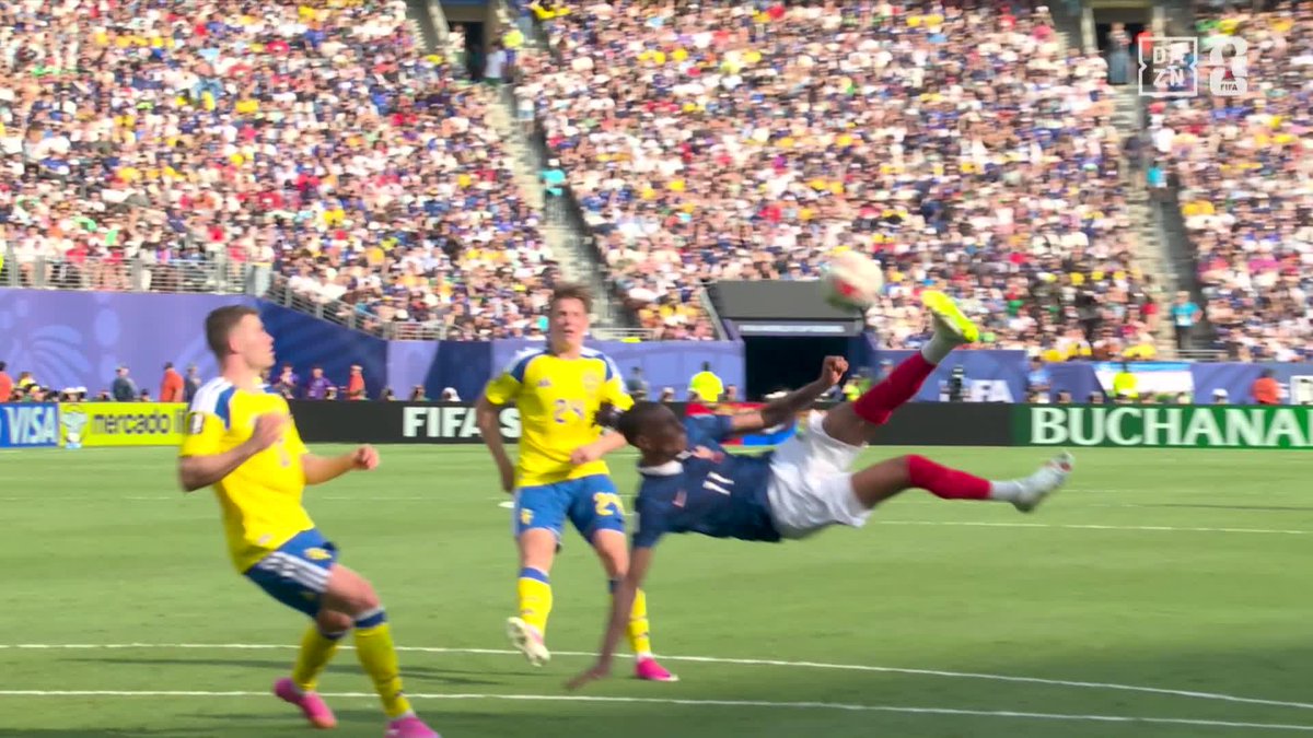フランス🇫🇷の超強力攻撃陣がスウェーデン🇸🇪に襲いかかる! オリーセのオーバーヘッドキックは惜しくもポスト こぼれ球にデンベレが反応するもわずかに外れる 🏆️#FIFAワールドカップ ラウンド32 🆚フランス×スウェーデン 📱#DAZN ライブ配信中 #本気で楽しむならDAZN コカ・コーラ