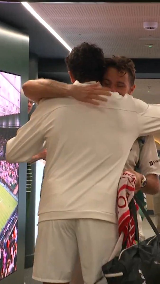 What a lovely gesture, Matteo Berrettini 🥺 #Wimbledon
