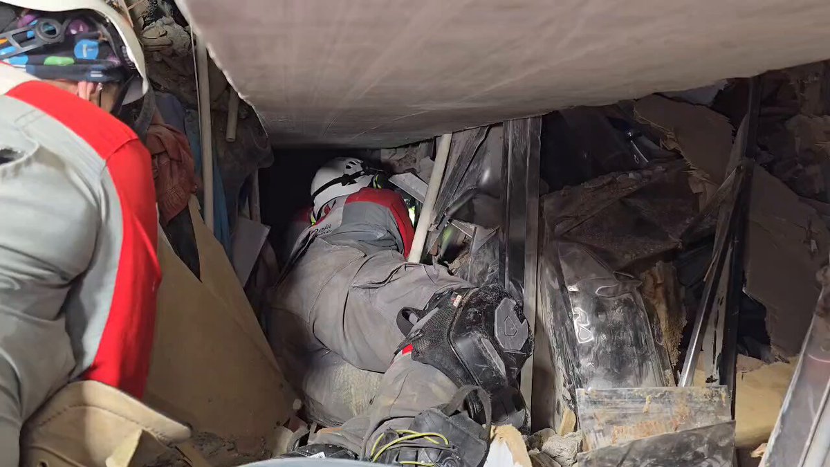 Així treballen els bombers per rescatar Hernan Gil, el vigilant del pàrquing esfondrat que fa 6 dies que està atrapat. El video és de la Creu Roja de Costa Rica.