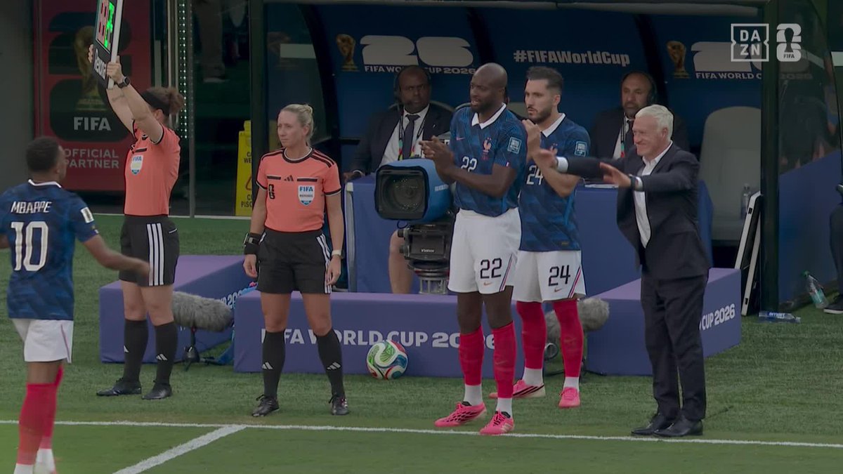 LA REVERENCIA DE DESCHAMPS A MBAPPÉ DESPUÉS DE SU DOBLETE CONTRA SUECIA ❤️ #DAZNMundial #FIFAWorldCup