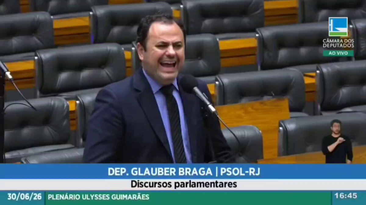 O deputado Glauber Braga (PSOL-RJ) vai acionar o Senado para que o salário do Romário seja imediatamente cortado! O sujeito ABANDONOU o cargo de senador e está há mais de 20 dias nos EUA comentando a Copa do Mundo numa empresa privada!