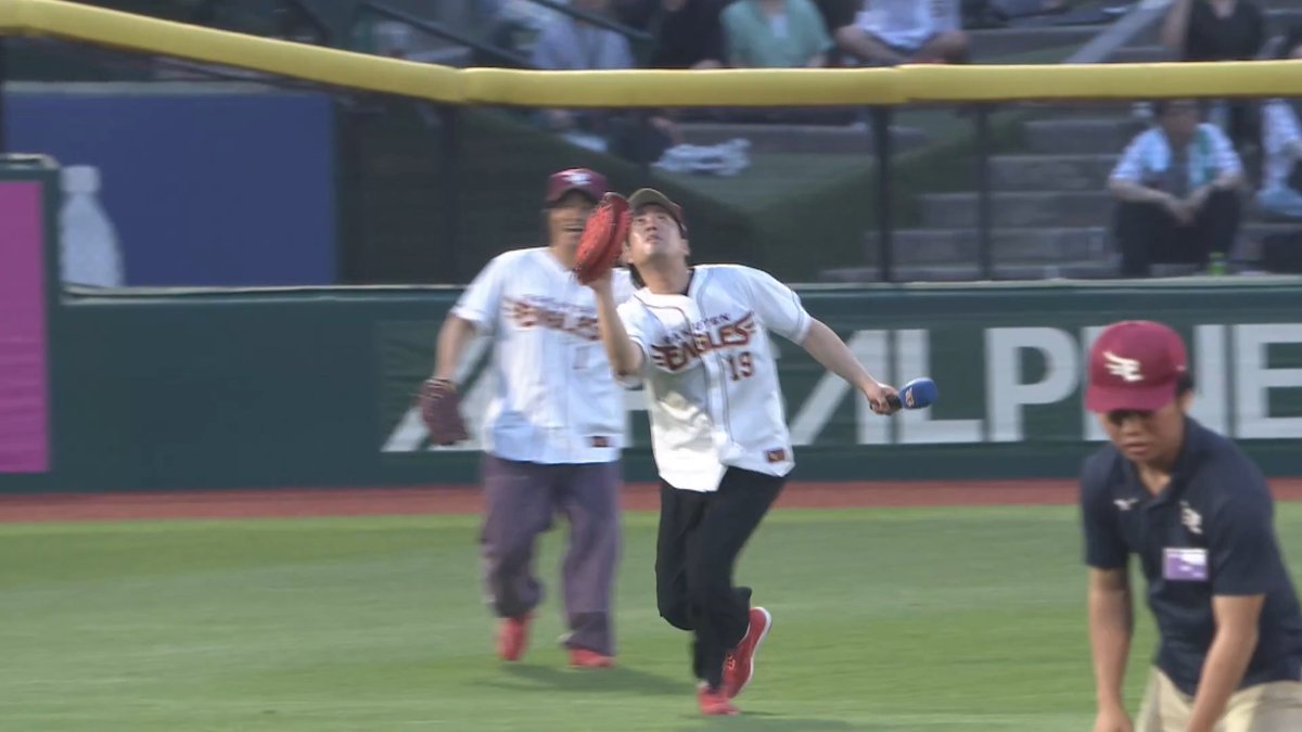 ◤3回裏終了後はクラッチ・ザ・ボール🧤⚾◢ 昨日のチャレンジャーは お笑いコンビ #エバース のお二人！ 「一球で捕ります！」という町田さんの挑戦🔥 結果はこちら👀✨ #RakutenEagles #強鷲革新