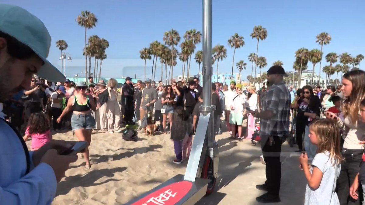 Fans of the late Oliver Tree came together Monday evening to celebrate his heavenly birthday ... gathering in Venice Beach just two weeks after his tragic death.