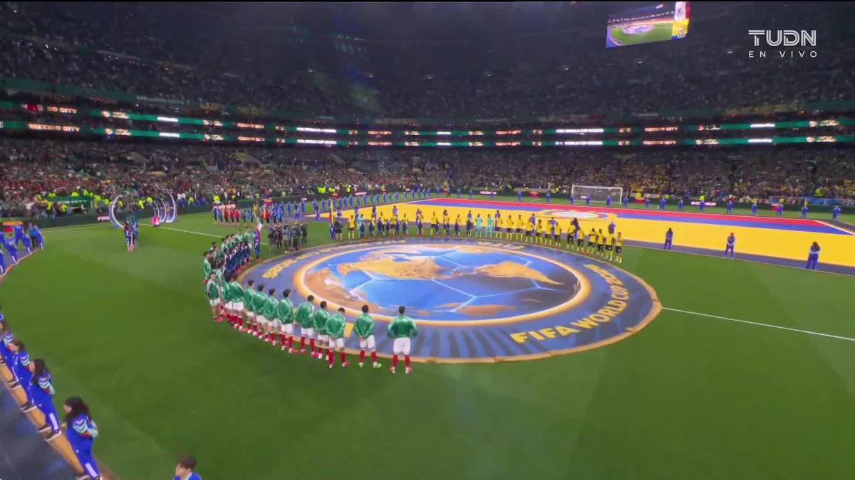 HERMANOS VENEZOLANOS, NO ESTÁN SOLOS 🙏🇻🇪 ¡Así retumbó el estadio Ciudad de México en su honor! 🇲🇽🏆¿Y si no dejamos de ilusionarnos? ¿Y si sí? El sueño de México sigue más vivo que nunca. ¡No te pierdas el partido México vs Ecuador por Canal 5!