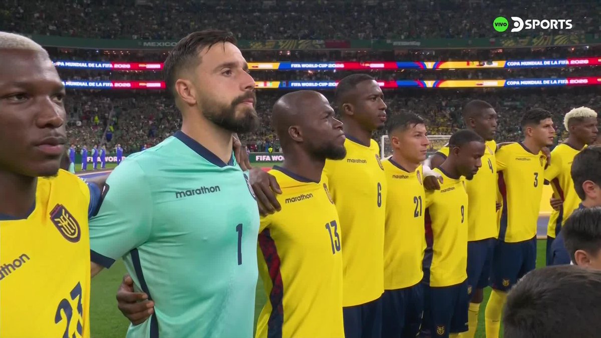 El himno de Ecuador 🇪🇨 se vivió con enorme emoción en la previa del encuentro ante México 🇲🇽 por los 16avos de final del Mundial.