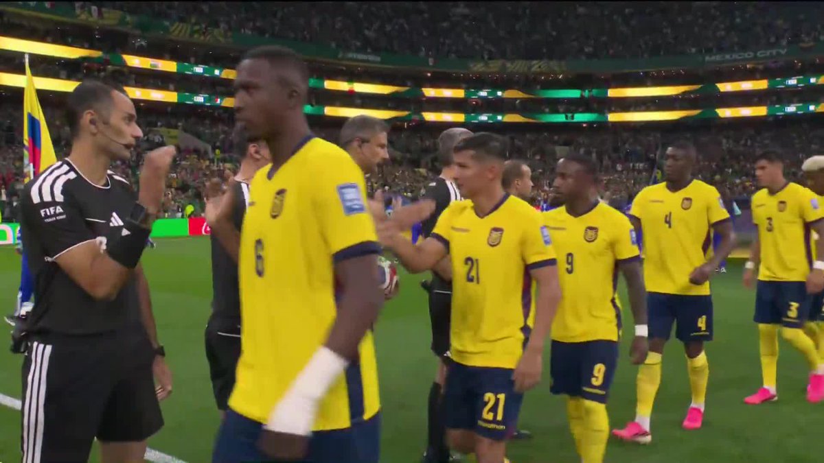 Qué hermoso se escuchó el Himno Nacional de México en el Estadio Azteca, miren cómo se abrazan todos los jugadores mientras lo cantan🇲🇽❤️ Estoy llorando, amo a mi país✨