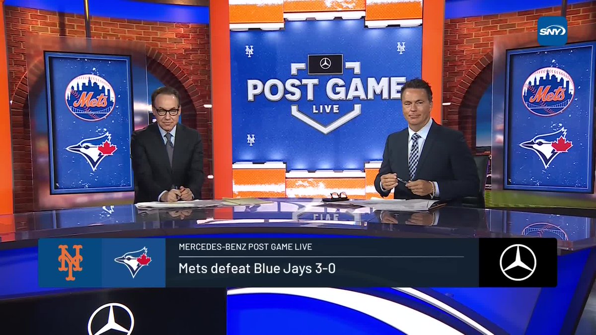 Francisco Alvarez talks with Steve Gelbs after homering in the Mets' 3-0 win over the Blue Jays!