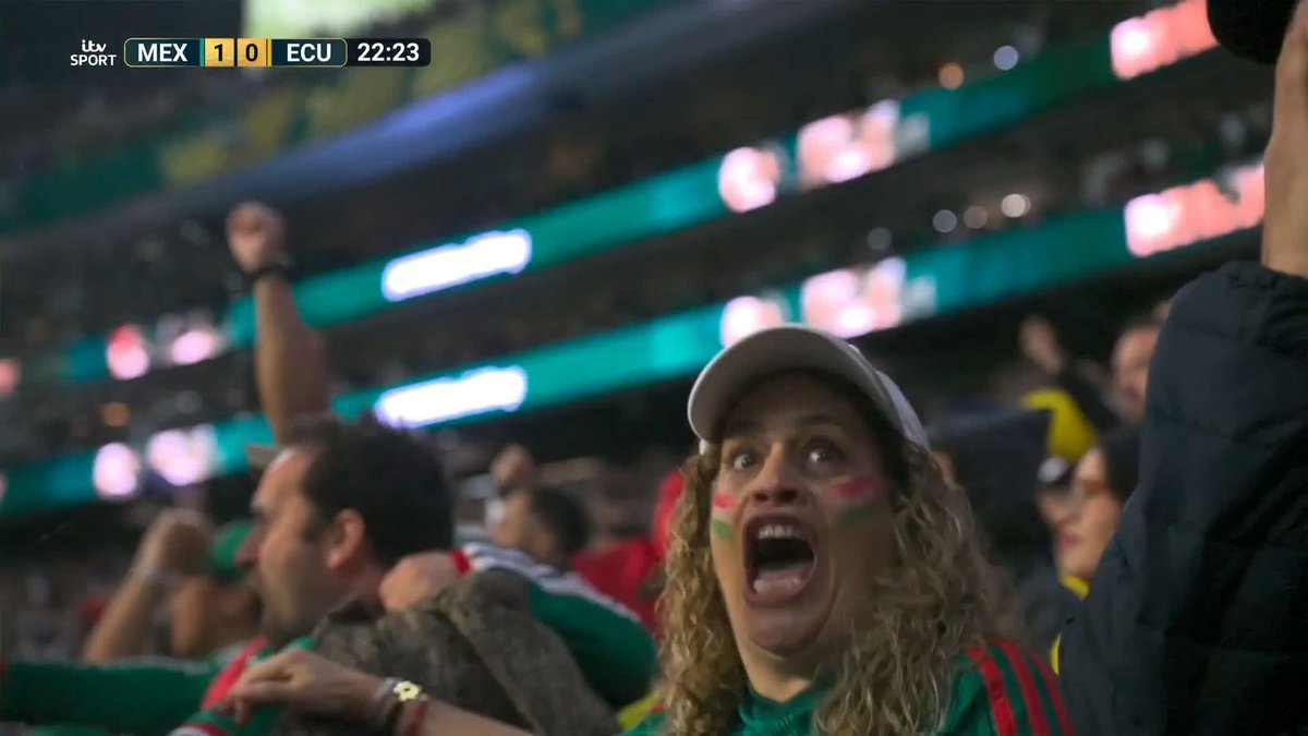 "If it could get any louder, it certainly has!" The Azteca erupts as Julián Quiñones fires Mexico in front!! 🙌🇲🇽