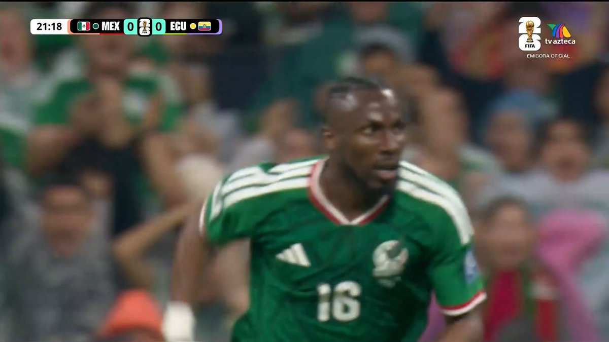 ¡Gol de México! Con 22 minutos en el reloj, Quiñones abre el marcador con un certero disparo que vence el arco de Galíndez.