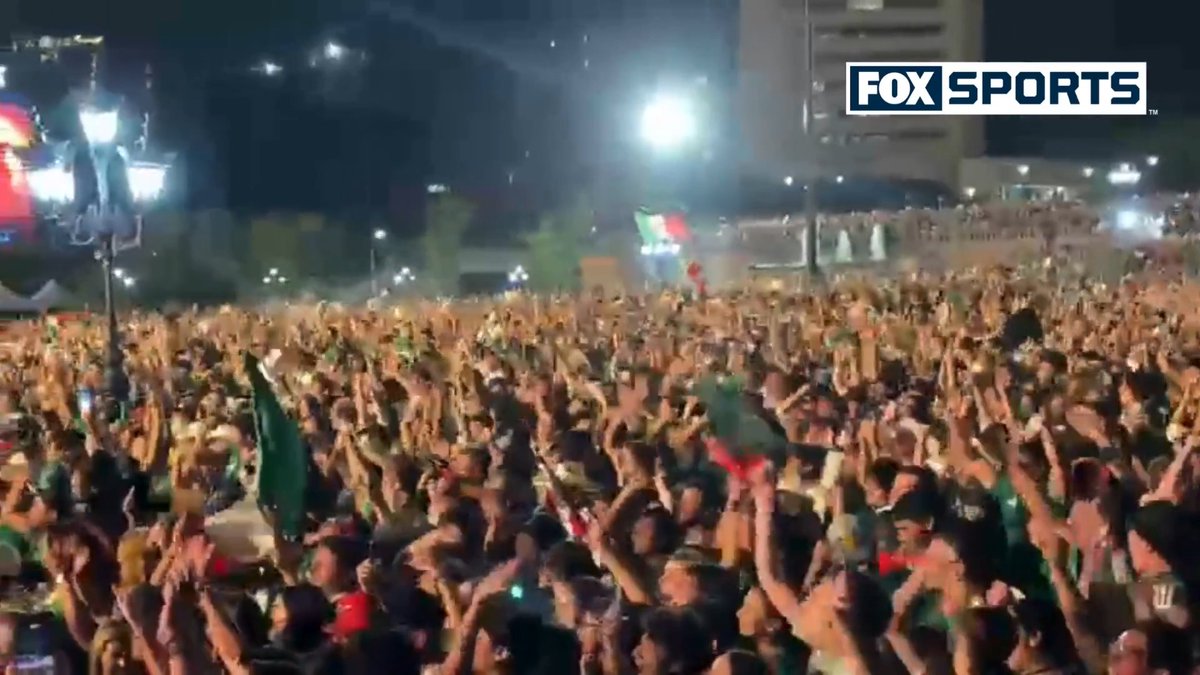 ¡ESTALLA LA MACROPLAZA! 🤩 Así festeja la afición en la Sultana del Norte los goles de la Selección Mexicana 🇲🇽 📹: Iván del Ángel #CentralFOX #LaCopaxFSMX