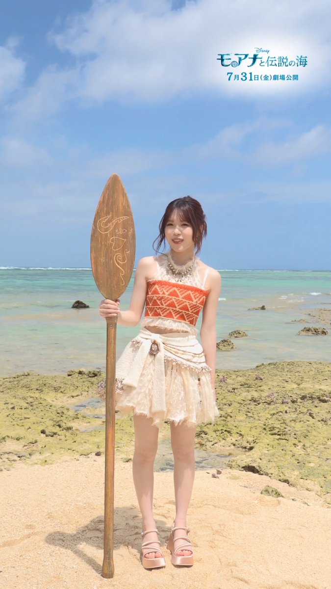 沖縄の美しい海をバックに #TSUZUMI さん(#ME_I)が 「どこまでも ~How Far I’ll Go~」を アカペラで🎶 ⠀ #この夏TSUZUMIとモアナの海へ🌺🧡 実写版『#モアナと伝説の海』 7/31(金)#モア夏 公開🌊