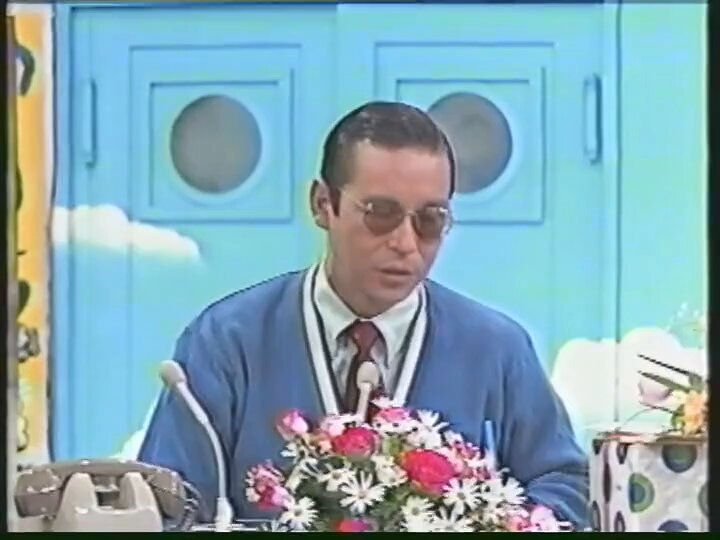 #VHSサルベージ 1984年 笑っていいとも：テレフォンショッキング 石森章太郎先生(石ノ森への改名は翌年) 前日(4月9日)にフジ系で放送開始の原作アニメ「チックンタックン」のポスターが。 アメリカに「CATS」の公演を見に行っていた関連か 「海外に行くとおばさんだと間違われる」話をひとしきり…