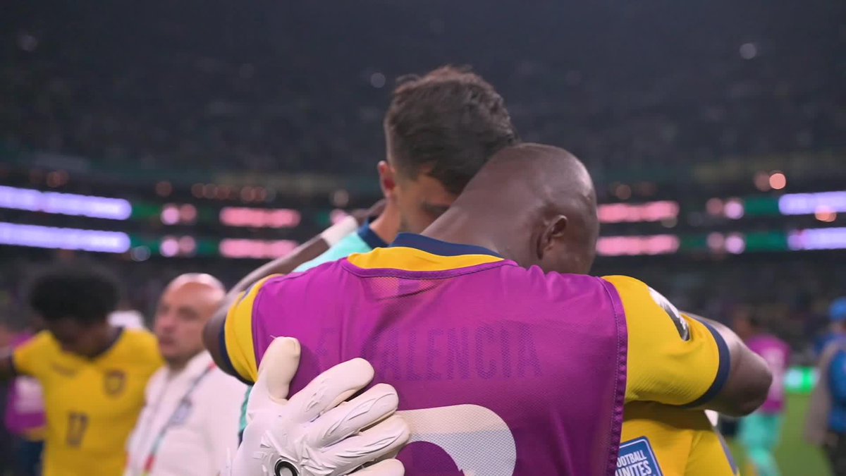 MOI NO TIENEN CONSUELO: Caicedo no pudo contener el dolor por la triste eliminación de Ecuador en la Copa del Mundo y recibió el abrazo de Galíndez y Valencia. ⚽ #ESPNMundial 📺 Mirá los mejores partidos de la #FIFAWorldCup por ESPN, en el Plan Premium de #DisneyPlus