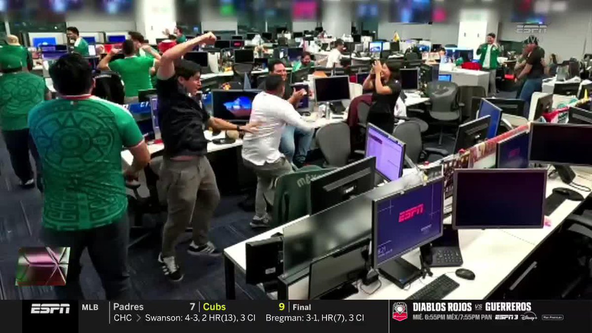 Así se gritó el gol de Quiñones en las oficinas de ESPN 😅 🇲🇽 ⚽