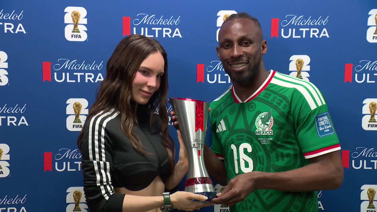 🇲🇽 ¡DE UNA ESTRELLA DE MÉXICO PARA OTRA! 🇲🇽 La cantante Belinda fue la encargada de darle el premio al MVP del partido ante Ecuador a Julián Quiñones. ⚽ #ESPNMundial 📺 Mirá los mejores partidos de la #FIFAWorldCup por ESPN, en el Plan Premium de #DisneyPlus