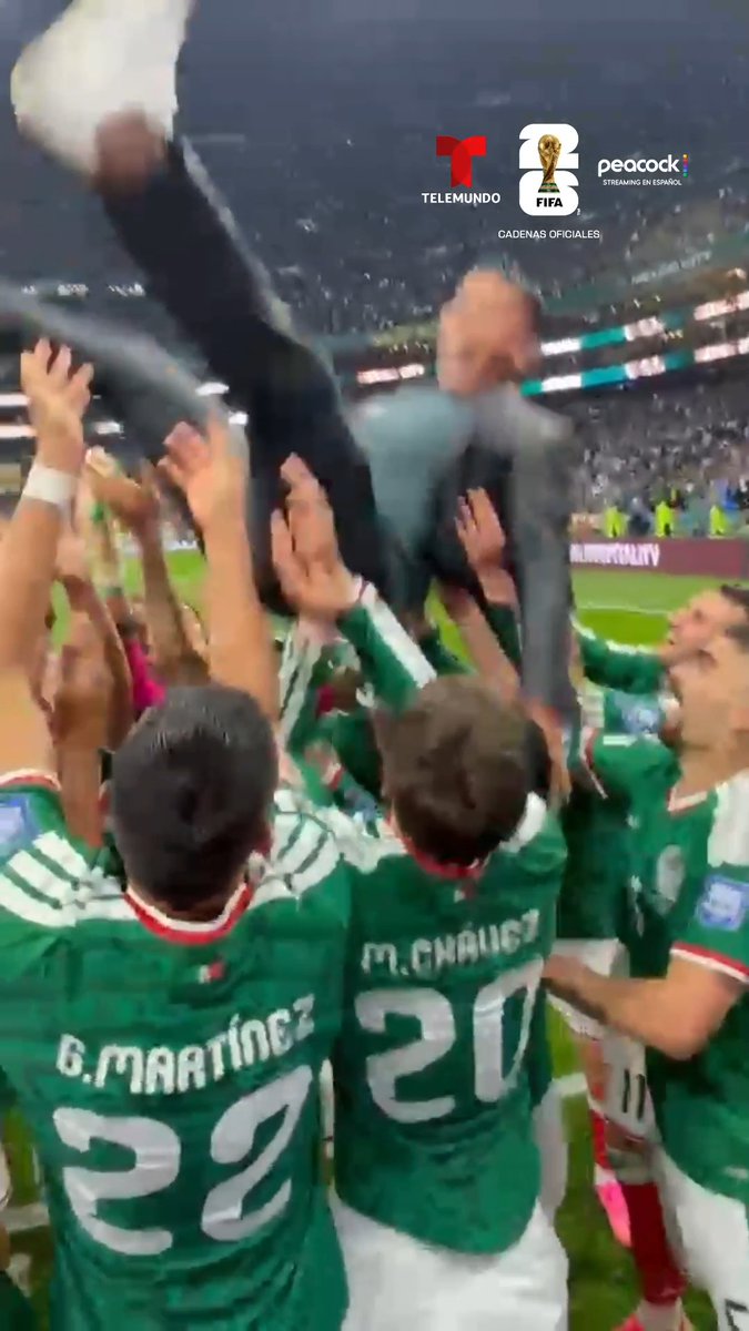 👑 ¡FESTEJO CON ENTRE LOS AZTECAS! 🇲🇽 Los jugadores de la Selección Mexicana no dejaron fuera del festejo a Andrés Guardado y carlos salcido, que hasta los hicieron volar por los aires. 📺 Sigue la Copa Mundial de la FIFA 2026 por Telemundo y Peacock #MundialTelemundo #Somos26 #FIFAWorldCup #MéxicoVsEcuador #México Ecuador