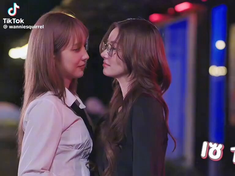 i’ve seen these clips a lot yet i still giggle like it’s the first time watching them… i genuinely don’t think i’ve ever seen two people fit each other this perfectly.