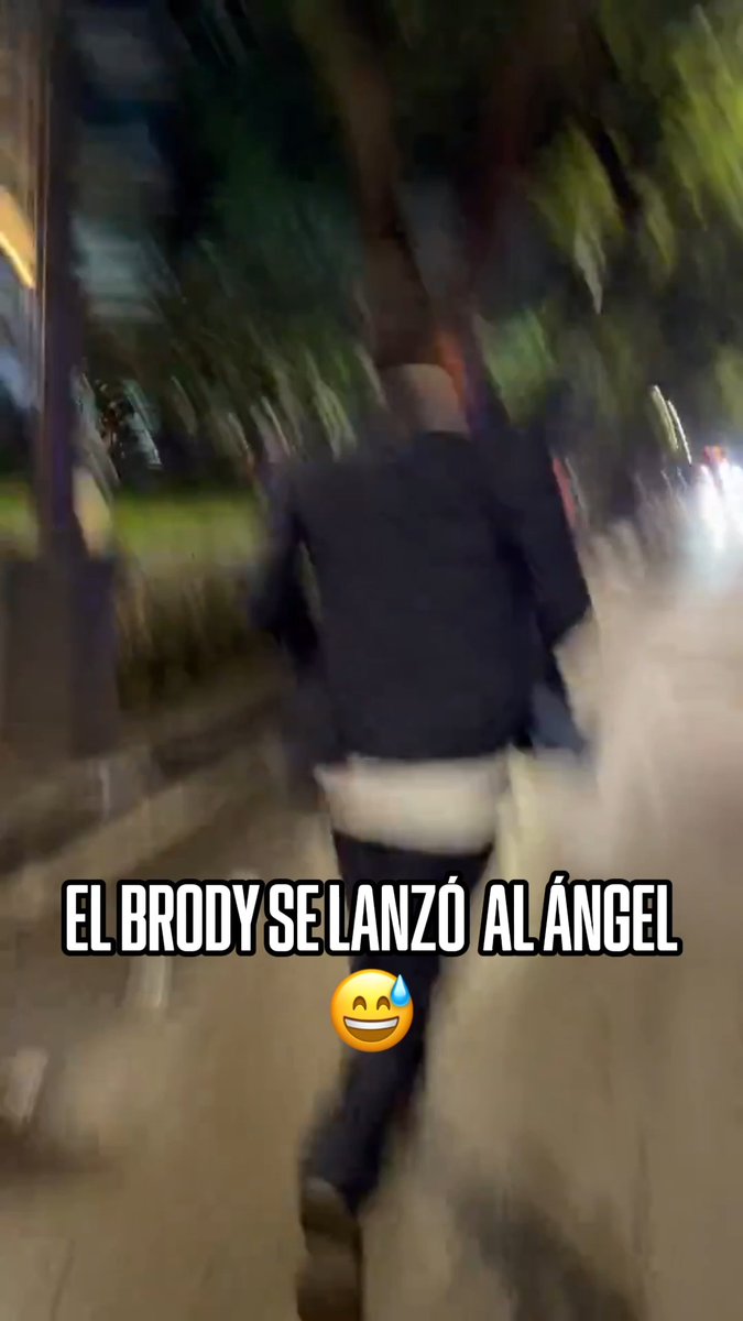 Esas chanclas traían tuuuuurbo 😅 🇲🇽 Jorge Campos se fue directo del estadio al Ángel. (vía soyjorgecampos1)