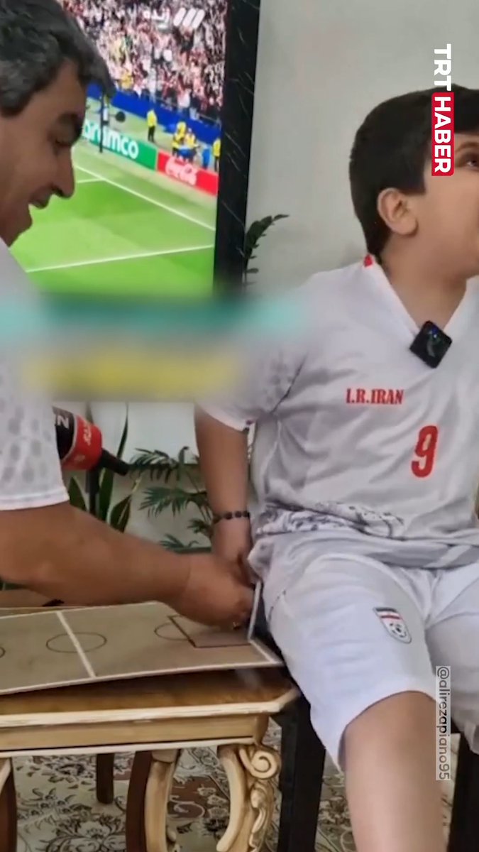 İranlı bir baba, görme engelli oğluna Dünya Kupası’ndaki İran-Mısır maçını maket futbol sahasında topu hissettirerek anlattı.