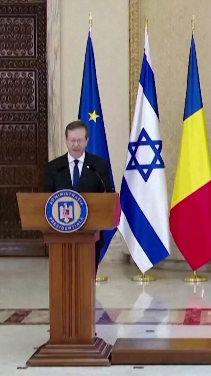 LE PRÉSIDENT ISRAÉLIEN APPELLE À CESSER LE BOYCOTT CONTRE ISRAËL… Le président israélien Isaac Herzog a appelé “ceux qui, en Europe, appellent au boycott et aux sanctions contre Israël” à “faire marche arrière”, lors d’une visite d’État en Roumanie, ce mardi. “Ce ne sont pas les menaces qui feront avancer la paix, mais le dialogue”, a-t-il affirmé lors d’une conférence de presse aux côtés de son homologue roumain Nicusor Dan. On sait que le dialogue, par le biais des bombardements, des kidnappings et des démolitions, est la spécialité israélienne. Mais tant que perdurent le génocide et le nettoyage ethnique de la Palestine, le boycott d’Israël, de ses produits, des firmes complices de ses atrocités coloniales, ne peut que s’amplifier. Herzog a raison d’avoir peur.